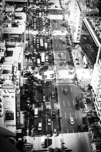 城市道路的灰度鸟瞰摄影